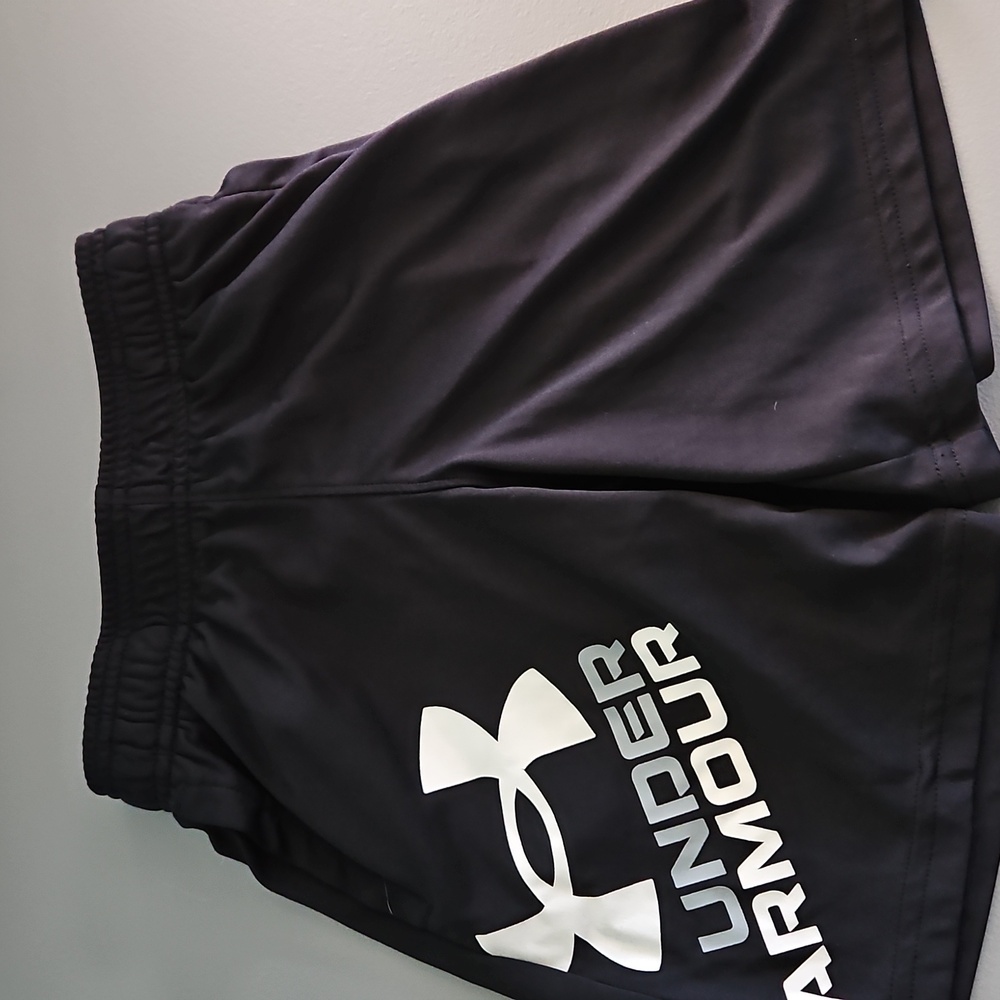 Boys under armour xs black shorts
